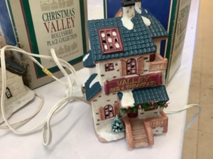 lot 111 image: Christmas Valley Collectors Series 5 Pieces