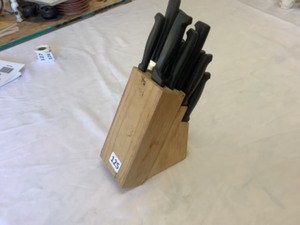 lot 125 image: Kitchen Knife Set with block