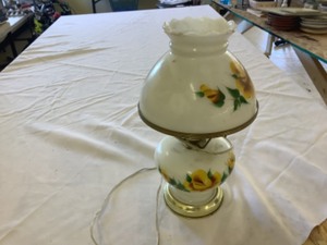 lot 135 image: Vintage Lamp