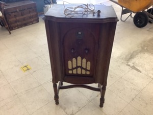 lot 190 image: Antique Radio