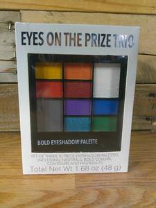 lot 22 image: Eyes On the Prize Eyeshadow Palette Gift Set