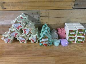 lot 85 image: Lot of 50 BELOVED Snowflake Bath Bombs-5oz-Love Beauty