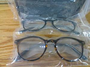 lot 103 image: Design Optics By Foster Grant Full Frame Lighweight Round Plastic 2.50 2 Pack