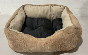 lot 358 image: Dog Bed 19 12 x 17 12