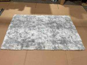 lot 108 image: 5 x 7 Grey and White Area Rug