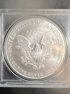 lot 05 image: 1998 AMERICAN SILVER EAGLE 1 TROY OZ .999 FINE SILVER UNC IN CASE