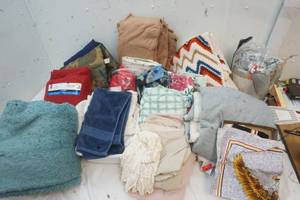 lot 3 image: Linens & Table Cloths