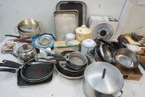 lot 10 image: Kitchenware
