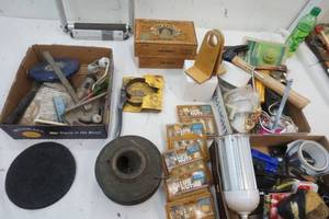 lot 28 image: Household items