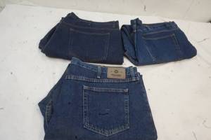 lot 42 image: Wrangler mens jeans