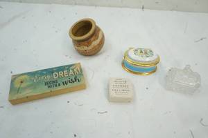 lot 93 image: Decor