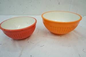 lot 104 image: Serving Bowls