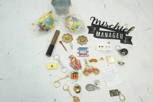 lot 175 image: Junk Drawer Mix