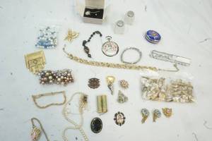 lot 177 image: Junk Drawer Mix