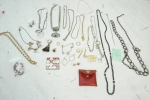 lot 180 image: Variety of Jewelry