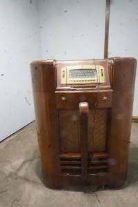 lot 198 image: Vintage GE Radio