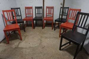 lot 200 image: Table Chairs 4 black & 4 Red