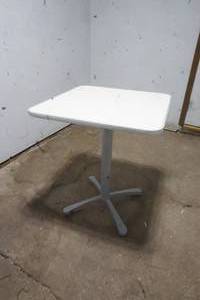 lot 208 image: Small standing pedestal table
