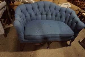 lot 214 image: loveseat