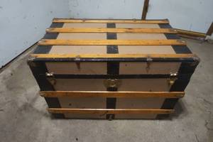 lot 215 image: Vintage Travelers Trunk