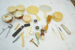 lot 228 image: Vintage Beauty Care Set
