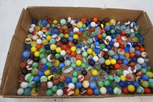 lot 230 image: Vintage Jar & Marbles