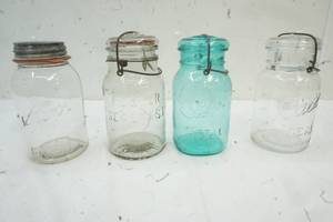 lot 231 image: 4 Vintage Ball Jars