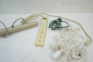 lot 250 image: Extension Cords & 2 power strips