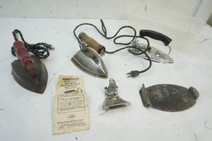 lot 253 image: Variety of Vintage Irons