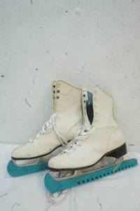 lot 275 image: Womens Ice Skates with Blade Protectors