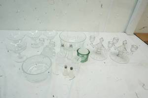 lot 299 image: Variety of Glassware