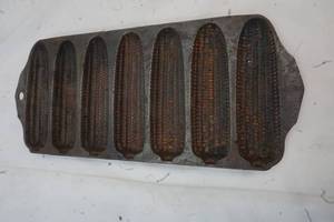 lot 309 image: Griswold Cast Iron Cornbread Pan