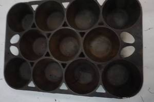 lot 310 image: Griswold Cast Iron Popover Pan