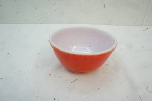 lot 340 image: Small Red Pyrex Bowl