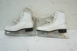 lot 393 image: Kids Size 2 Ice Skates