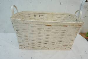 lot 396 image: White Wicker Basket