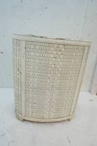 lot 402 image: White Wicker Hamper with No Lid