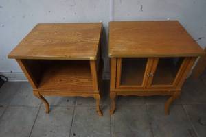 lot 404 image: 2 side tables