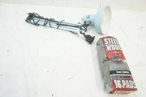 lot 411 image: 16 Pads steel wool & Desk Lamp