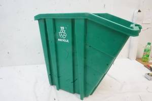 lot 415 image: Green Recycle Bin no cover