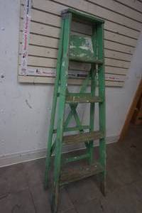 lot 453 image: 5 Green Wooden Ladder