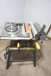 lot 462 image: Shop Series 10 Table Saw with extra blades