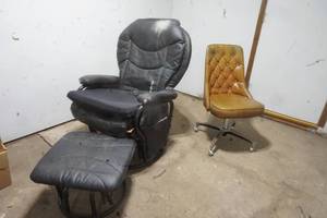 lot 467 image: Used Black Rocking Chair, foot stool, and vintage chair on wheels