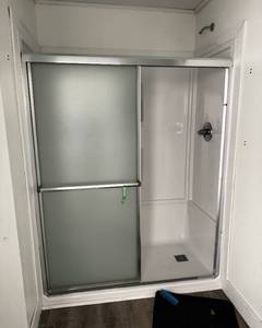 lot 195A image: Bathroom Contents