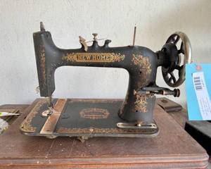 lot 17 image: Antique Treadle Sewing Machine