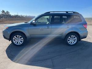 2011 Subaru Forester 2.5X Premium - 1 OWNER - AWD - MANUAL