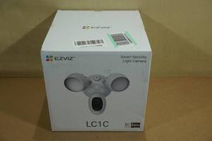 lot 26 image: Eziviz Floodlight Security Camera Motion Activated with Siren Alarm LC1C