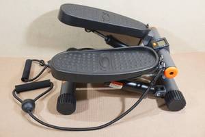 lot 207 image: Niceday Under Desk Exerciser