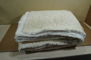 lot 212 image: Large Plush Throw Blanket 108x88 Cream