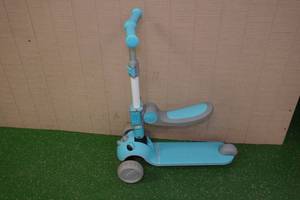 lot 249 image: Kids 3 Wheel Kick Scooter with Seat